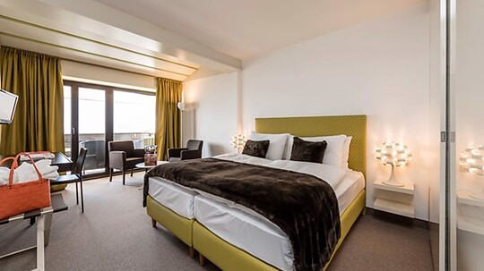 Doppelzimmer the view 