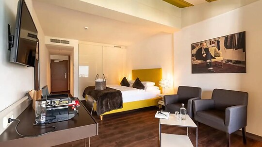 Doppelzimmer the view 